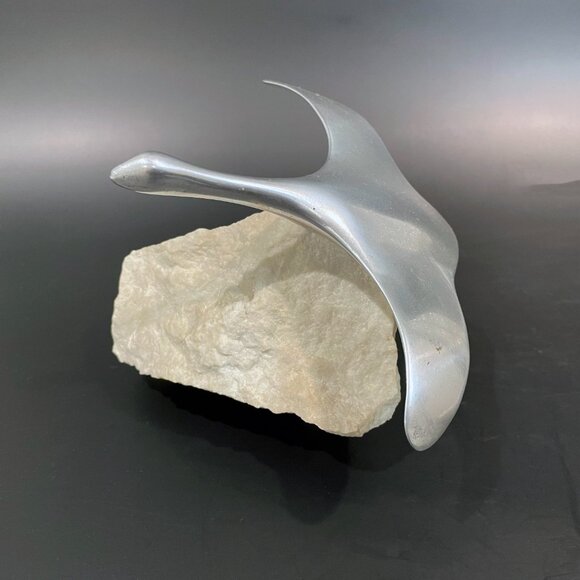 Hoselton Canada Art Polished Aluminum Goose in Flight on Stone Base Sculpture - Picture 3 of 6
